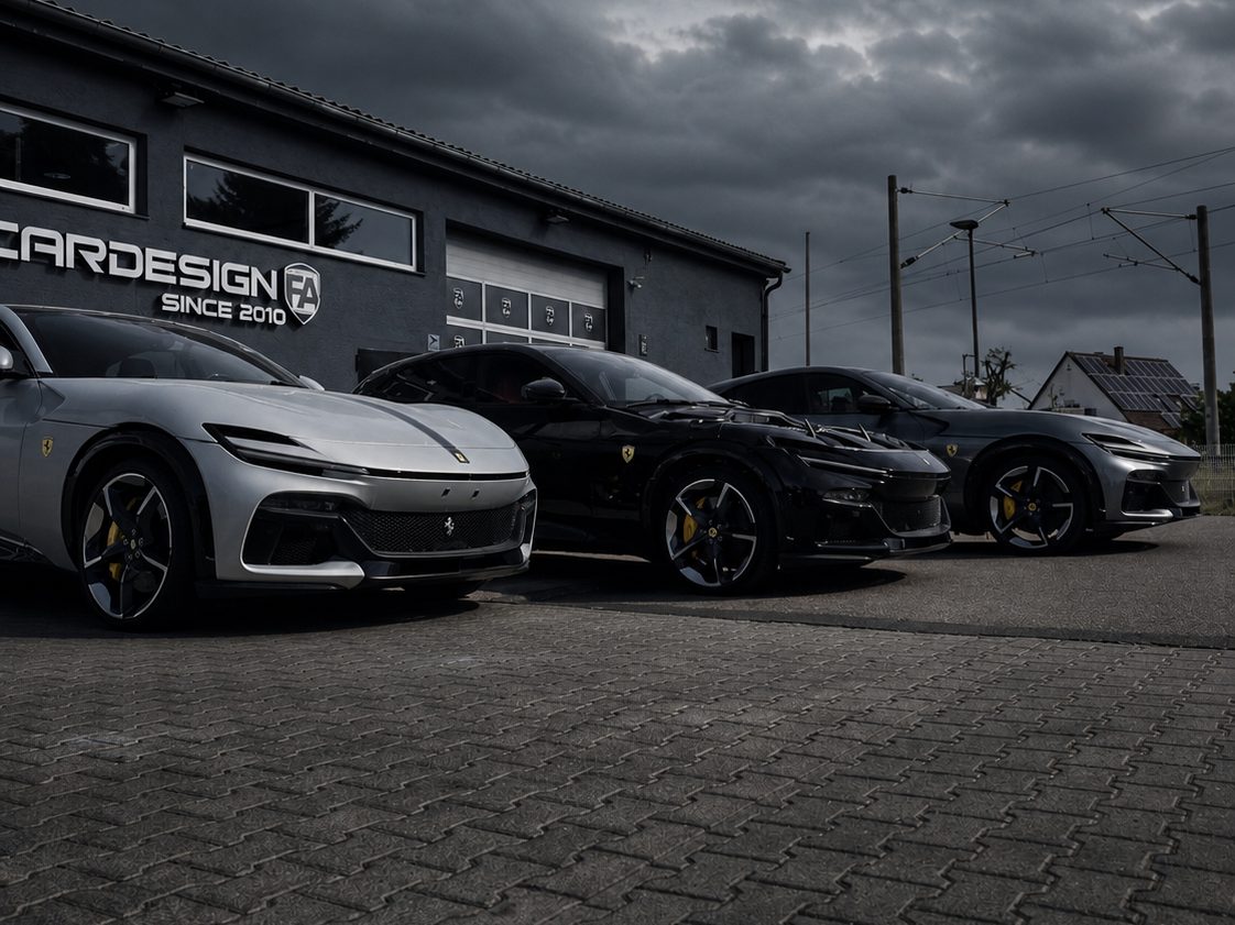 Drei veredelte Ferrari Purosangue vor der Halle der Veredelungsmanufaktur FA-CARDESIGN in Rodgau