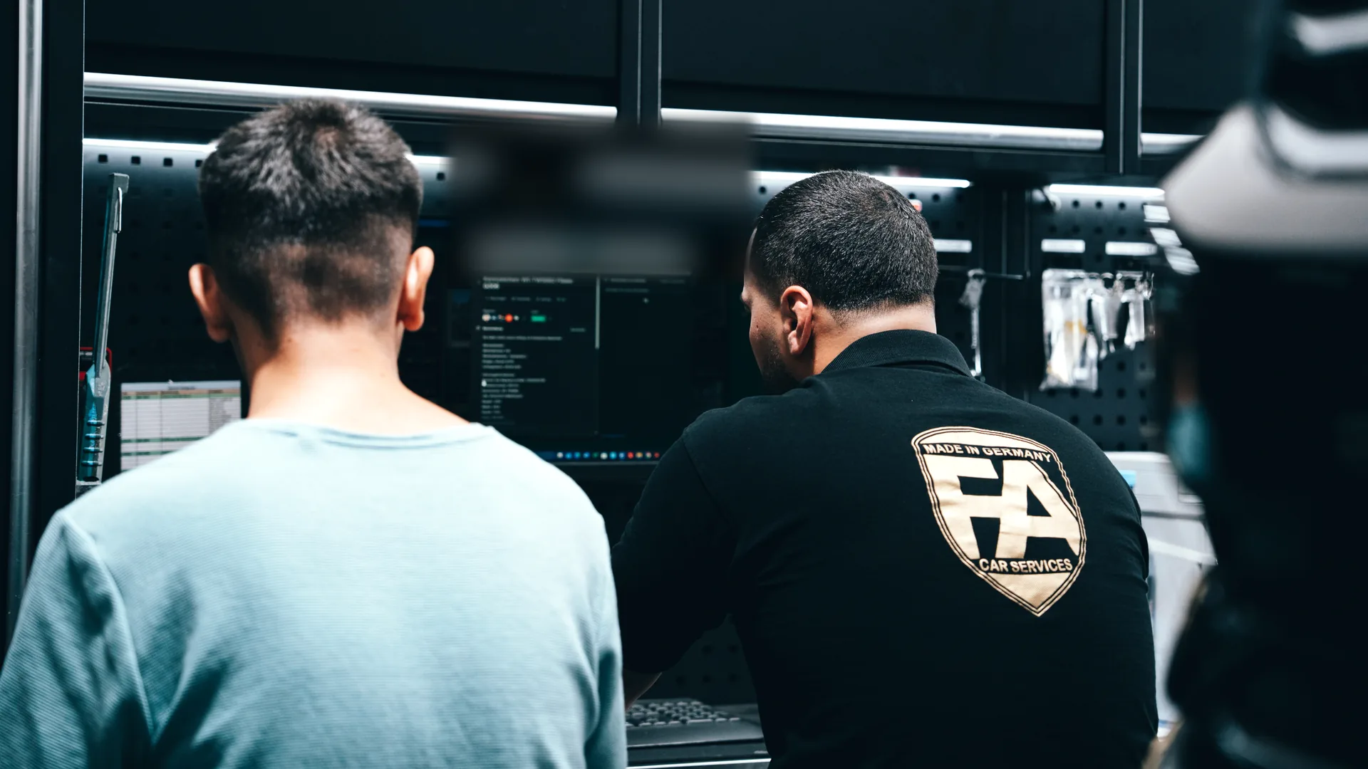 Flottenmanagement bei FA-CARSERVICES: Serviceberatung am Bildschirm in der Werkstatt in Rodgau