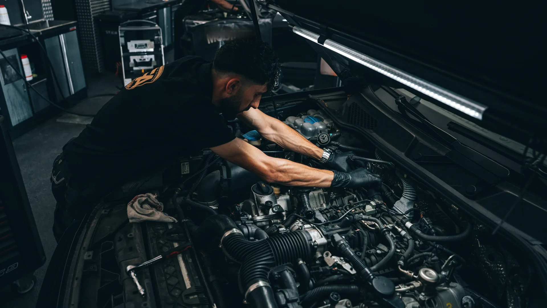 Werkstattleistungen bei FA-CARSERVICES: Kfz-Mechatroniker arbeitet im Motorraum