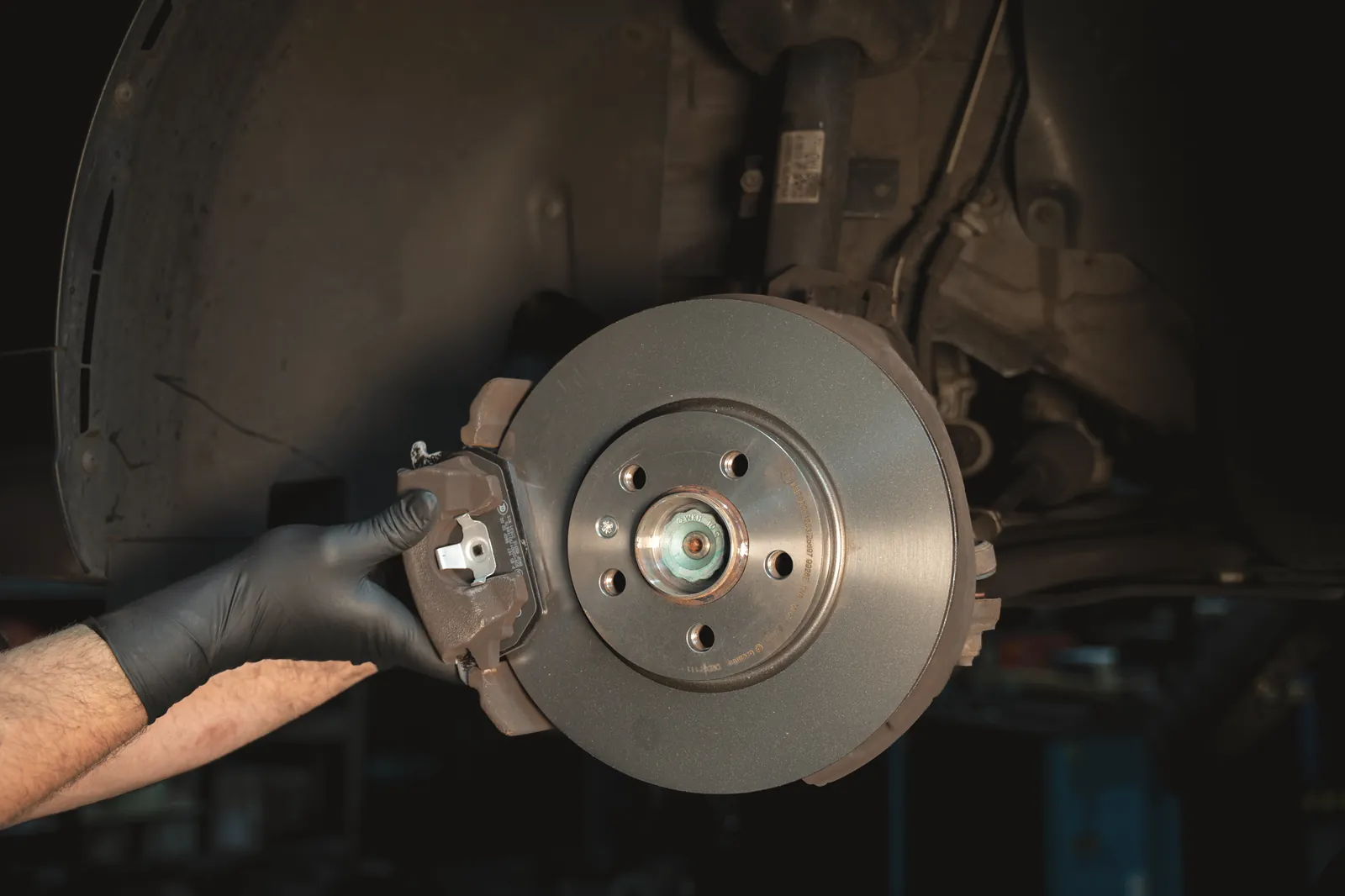 Einsetzen der Bremsbeläge in den Bremssattel bei FA-CARSERVICES