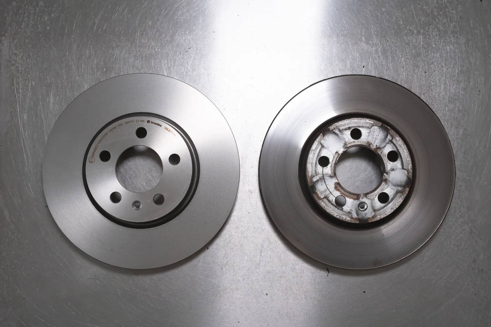 Gebrauchte und neue Bremsscheibe im Vergleich bei FA-CARSERVICES