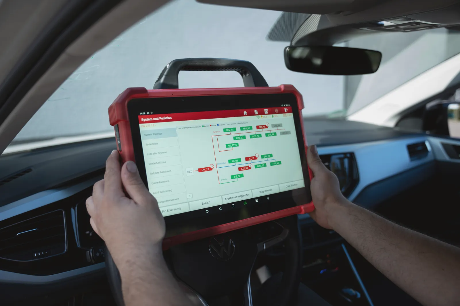 Diagnosetester mit Steuergeräteübersicht im Fahrzeug bei FA-CARSERVICES