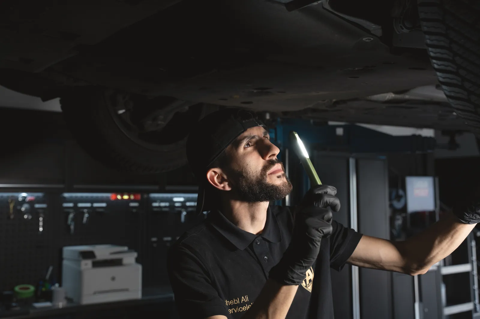 Sichtprüfung am Unterboden mit Handlampe bei FA-CARSERVICES