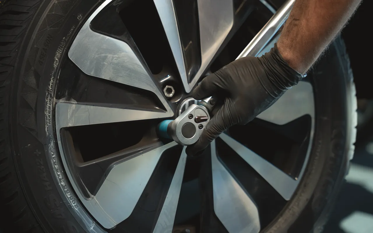 Anziehen der Radschrauben am Rad bei FA-CARSERVICES