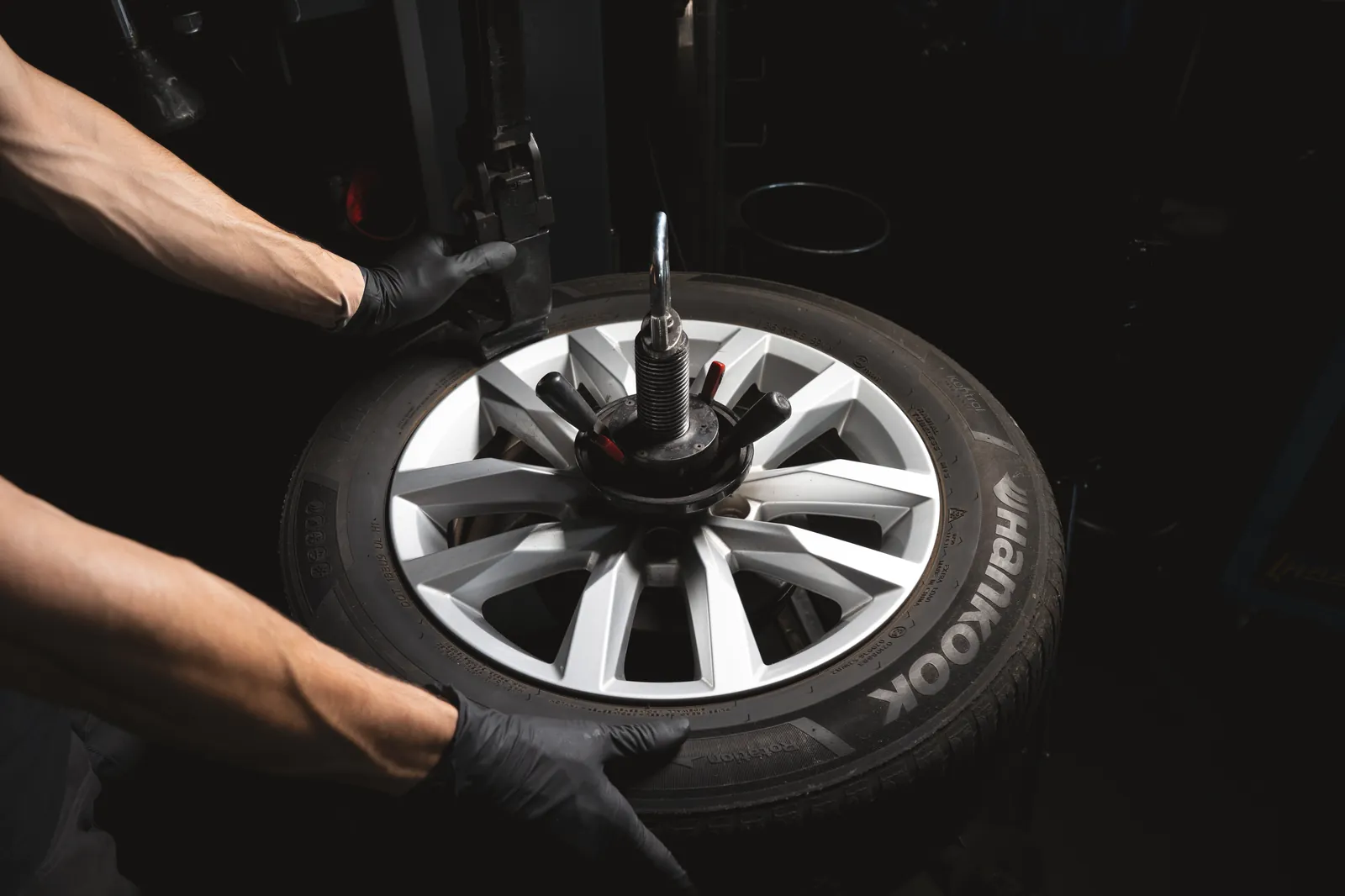 Reifenmontage an der Montiermaschine bei FA-CARSERVICES