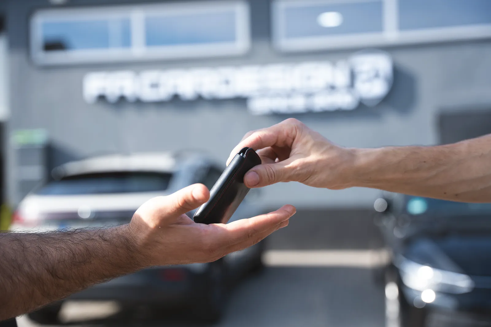 Übergabe des Fahrzeugschlüssels von Hand zu Hand bei FA-CARSERVICES