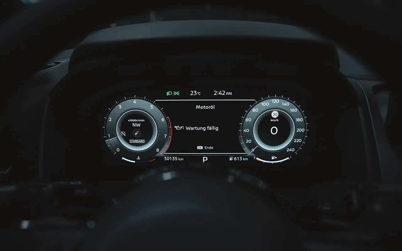 Kombiinstrument mit Hinweis Wartung fällig bei FA-CARSERVICES